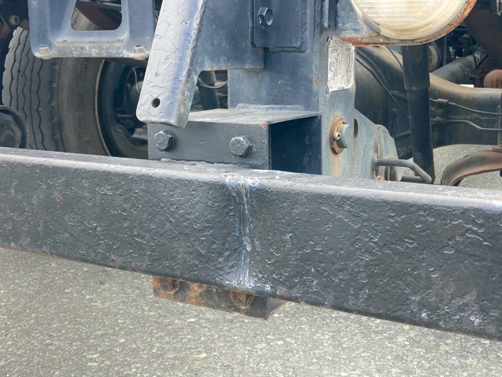 リアバンバーに凹み曲りが有ります|日野 レンジャー ADG-FD7JGWA(2WD)の写真22