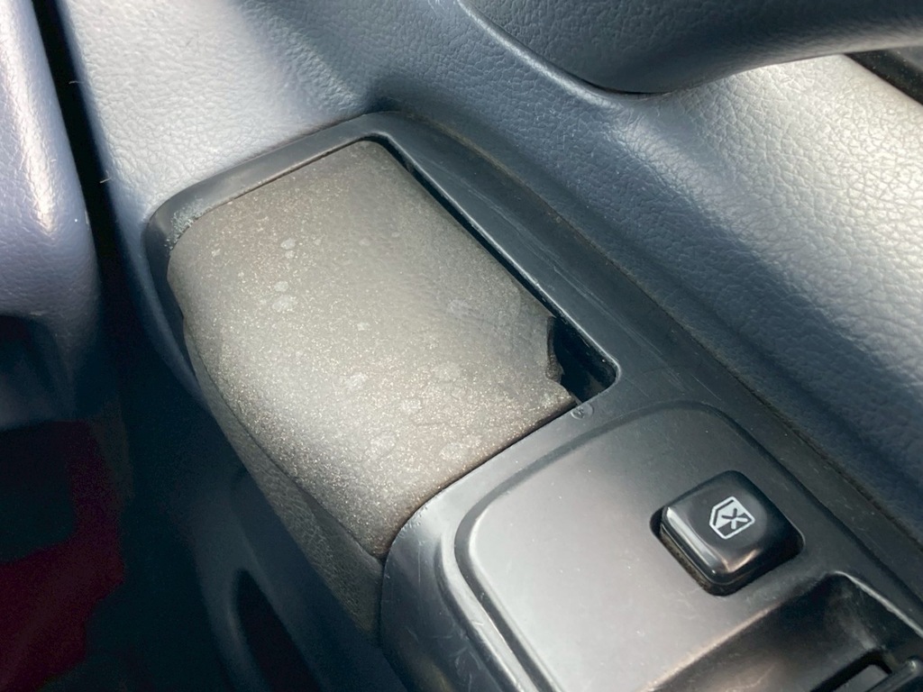 運転席灰皿のフタが割れてます|日野 レンジャー ADG-FD7JGWA(2WD)の写真26