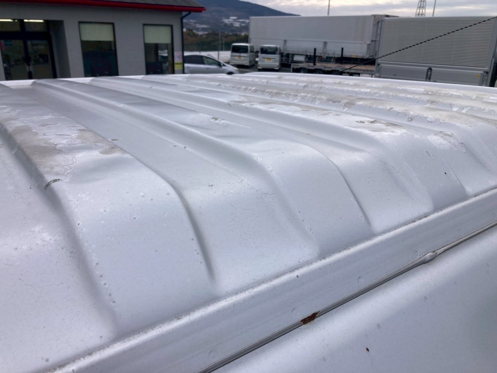 キャブ天井に凹み色剥げが有ります|日野 レンジャー ADG-FD7JGWA(2WD)の写真32