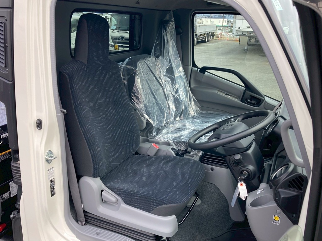 乗車定員は3名です。|日野 デュトロ 2KG-XZU722M(2WD)の写真7