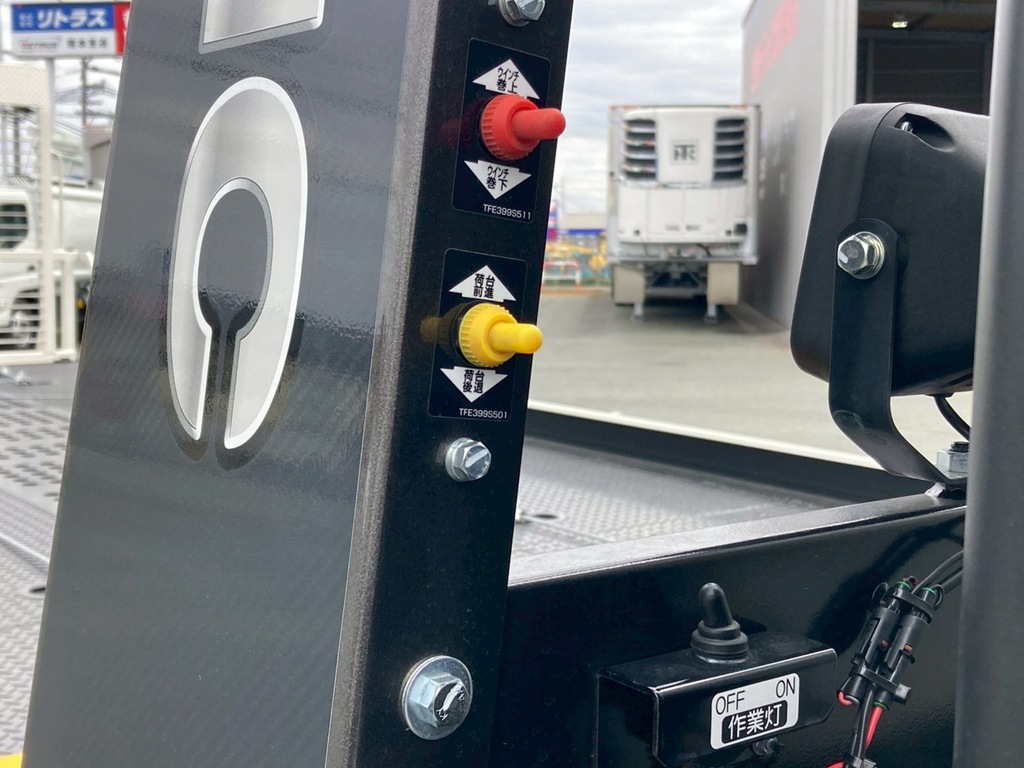 ボディースライド・ウインチの操作スイッチです。|日野 デュトロ 2KG-XZU722M(2WD)の写真18