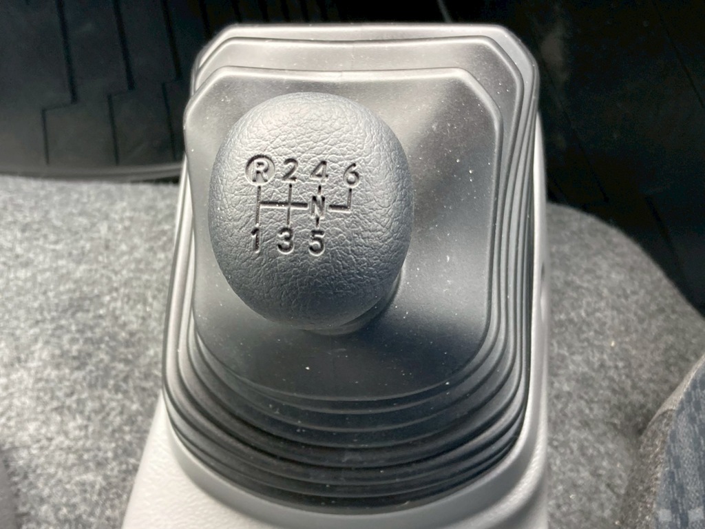 MT6速です。|日野 デュトロ 2KG-XZU722M(2WD)の写真25