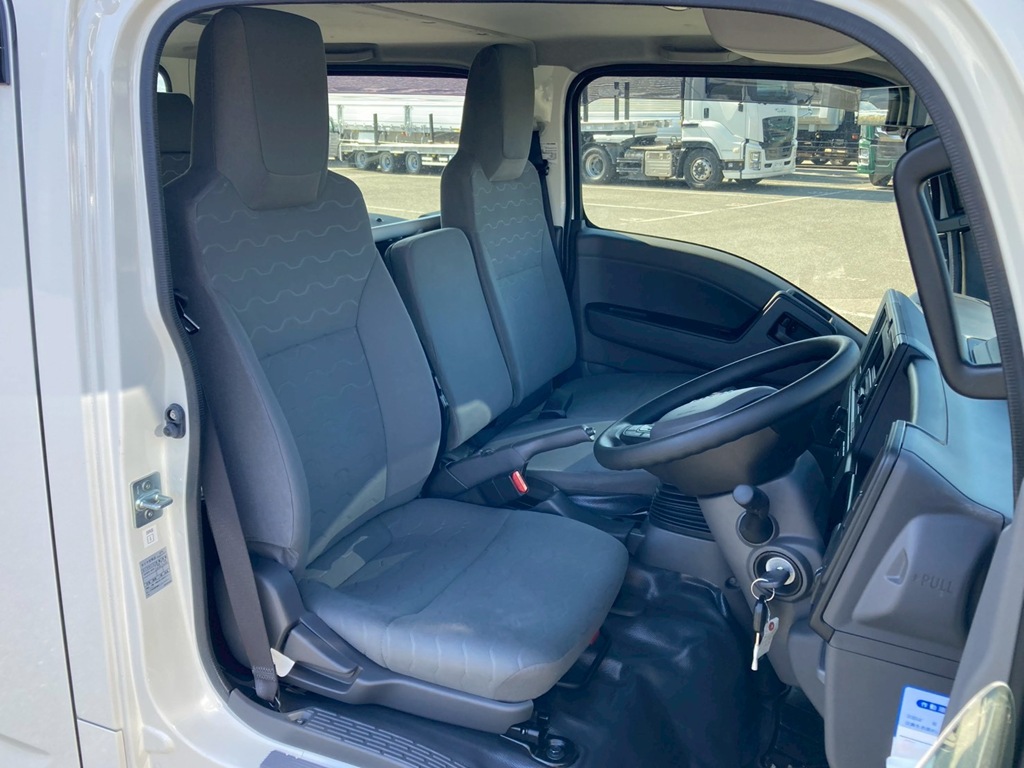 乗車定員は前列3名後列3名です。|いすゞ エルフ 2RG-NJR88AF(2WD)の写真7