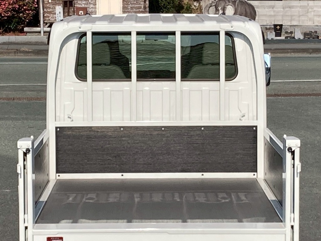 床は板張りです。|いすゞ エルフ 2RG-NJR88AF(2WD)の写真10