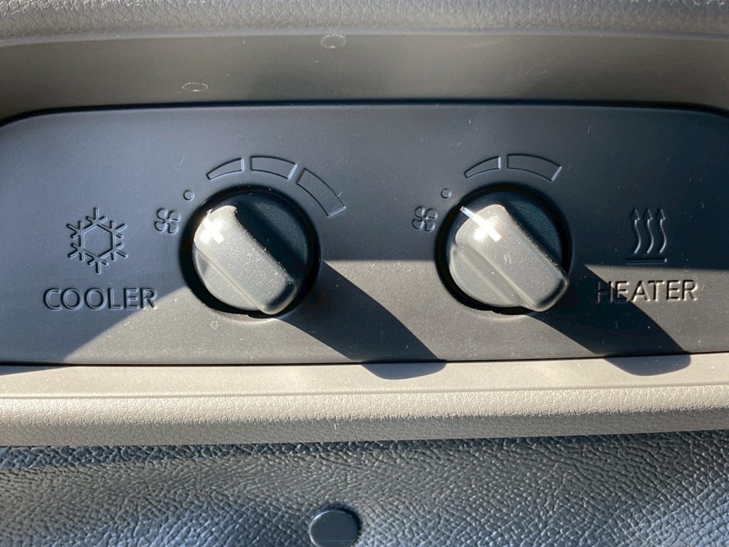 リアクーラー・ヒータの操作スイッチです。|いすゞ エルフ 2RG-NJR88AF(2WD)の写真17
