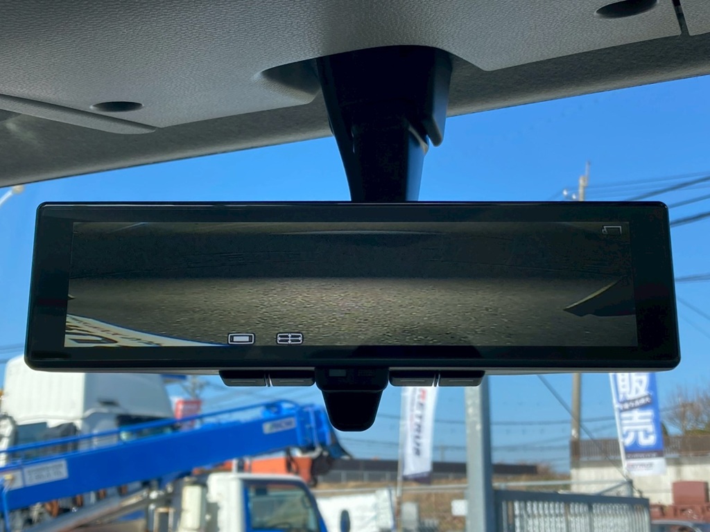 ルームミラーはバックモニターに切り替わります。|いすゞ エルフ 2RG-NJR88AF(2WD)の写真21