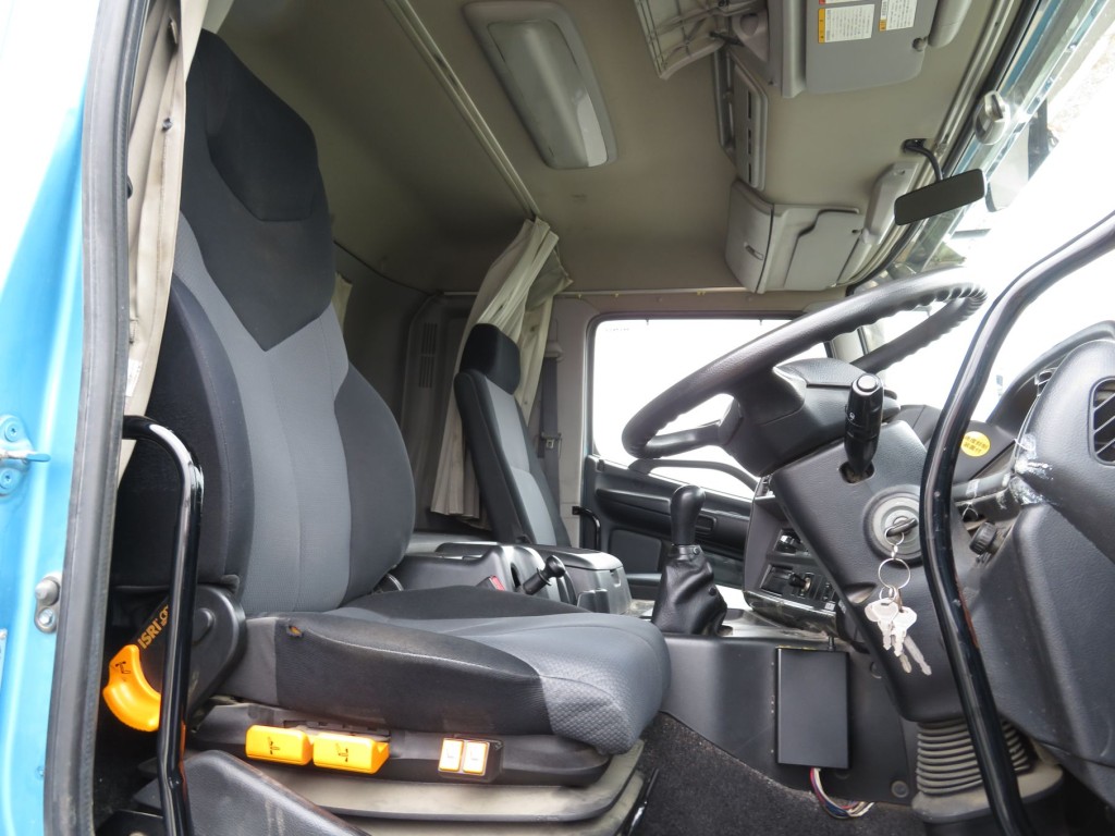 運転席座面にヘタリ・破れがあります。|日野 プロフィア QKG-FS1EKDAの写真12