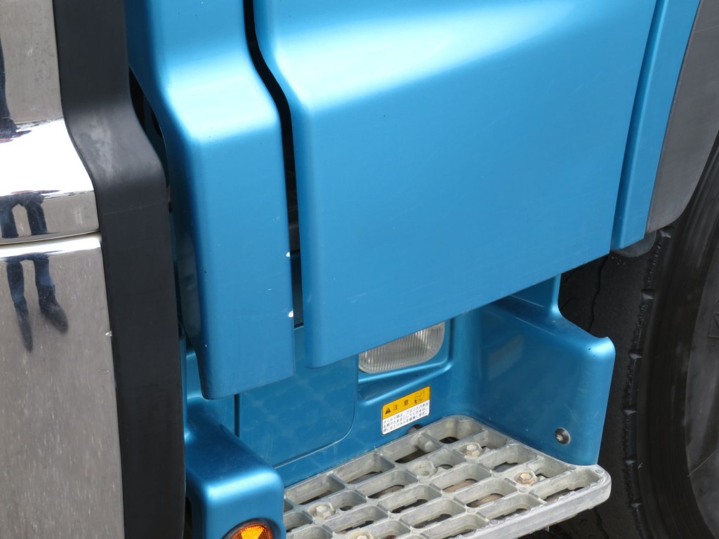 助手席側ステップ周りのパネルに小キズがあります。|日野 プロフィア QKG-FS1EKDAの写真34