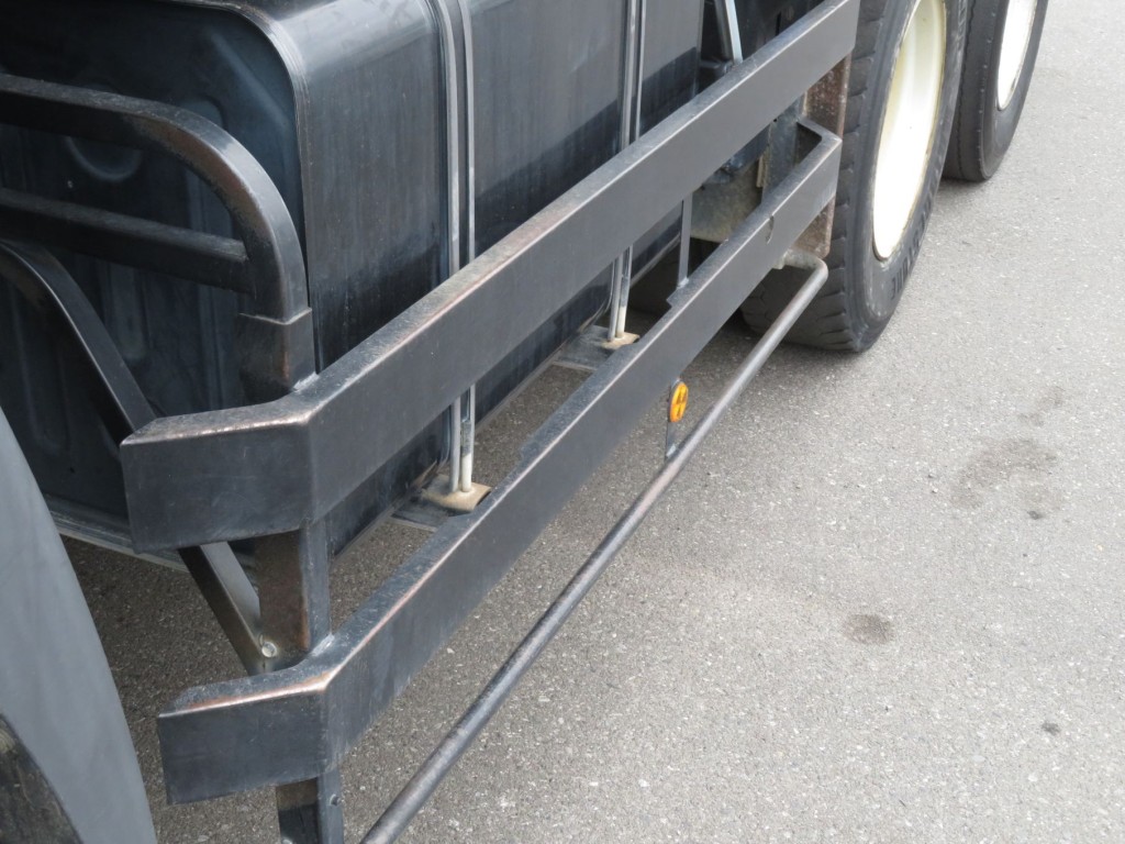 助手席側サイドバンパーにサビがあります。|日野 プロフィア QKG-FS1EKDAの写真40