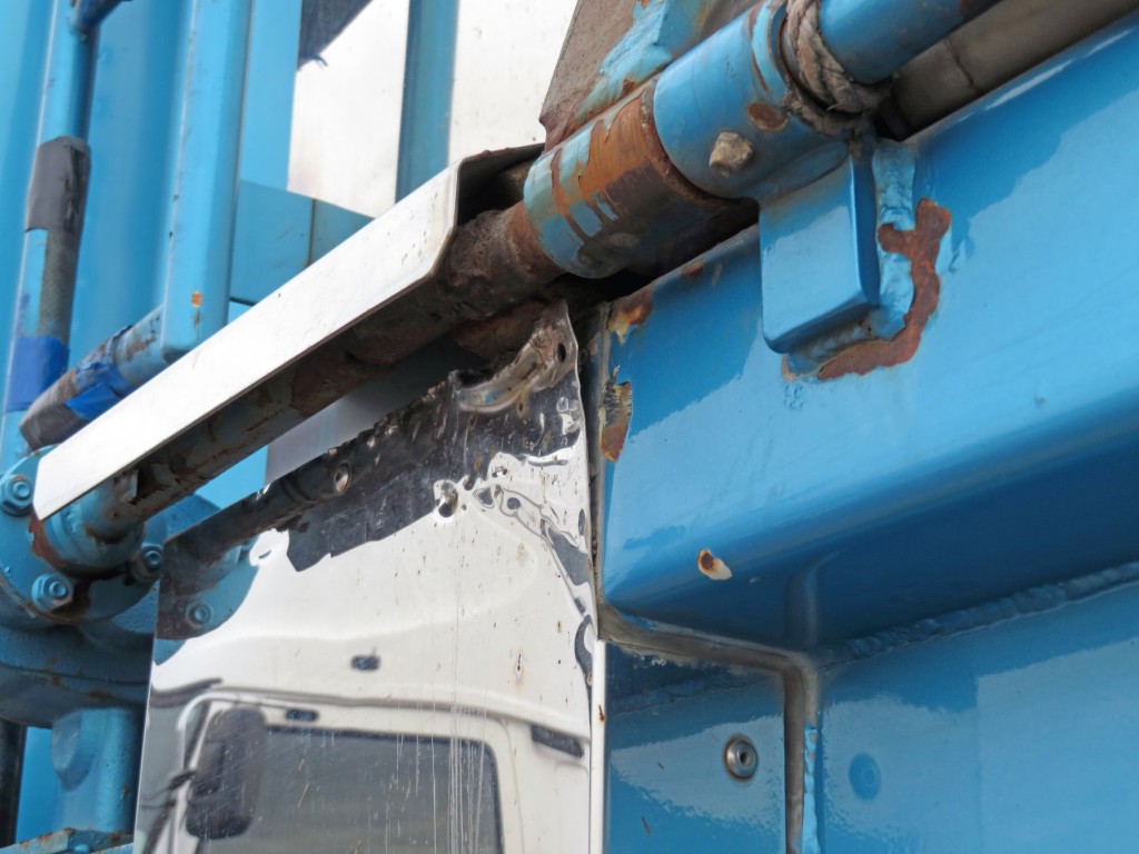 ステンレス板に浮きがあります。|日野 プロフィア QKG-FS1EKDAの写真44