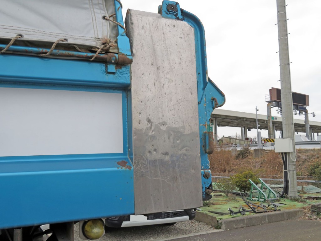 助手席側後柱に細かいヘコミがあります。|日野 プロフィア QKG-FS1EKDAの写真46