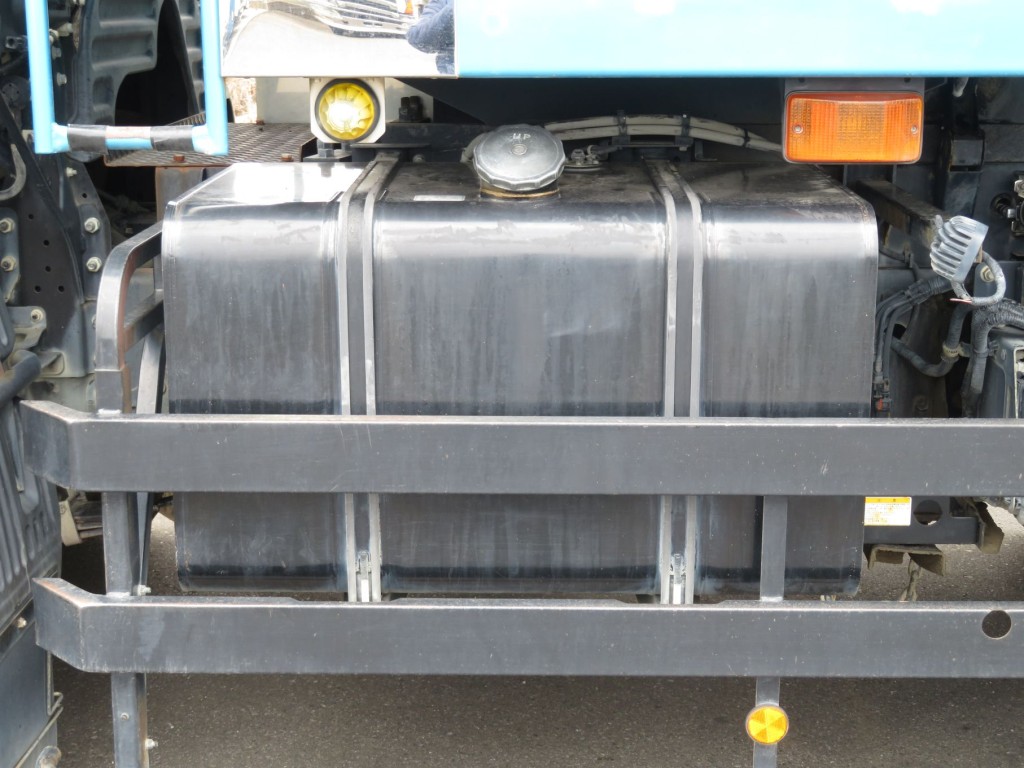 燃料タンクは300Lです。|日野 プロフィア QKG-FS1EKDAの写真50