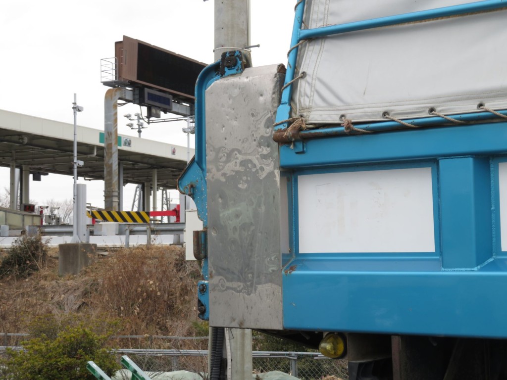 運転席側後柱に小さいヘコミがあります。|日野 プロフィア QKG-FS1EKDAの写真86