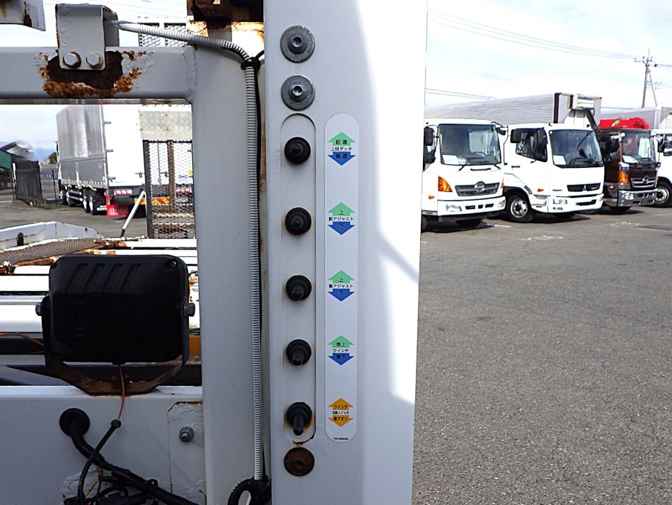 上物の操作スイッチです。|いすゞ エルフ TPG-NPR85N(2WD)の写真33