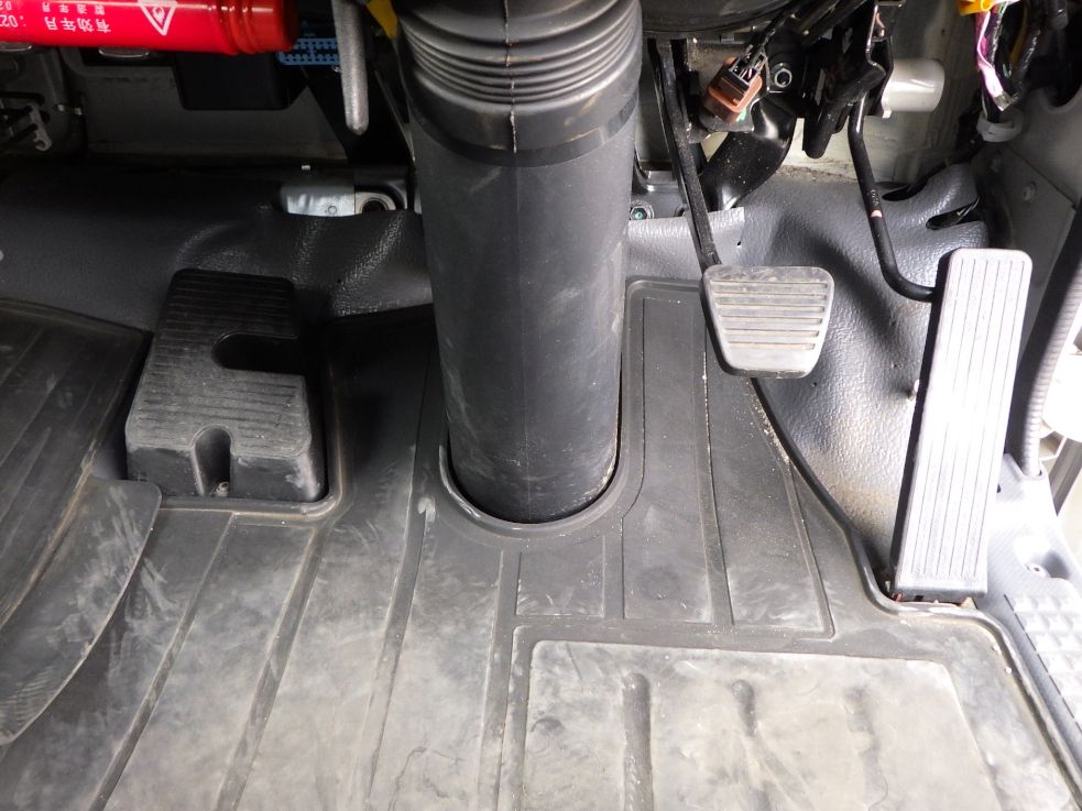 ２ペダルです。|いすゞ エルフ TPG-NPR85N(2WD)の写真45