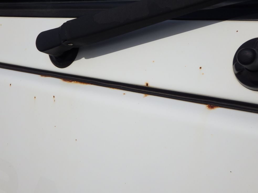 フロント・ワイパーパネルに飛び石キズ・サビがあります。|いすゞ エルフ TPG-NPR85N(2WD)の写真51