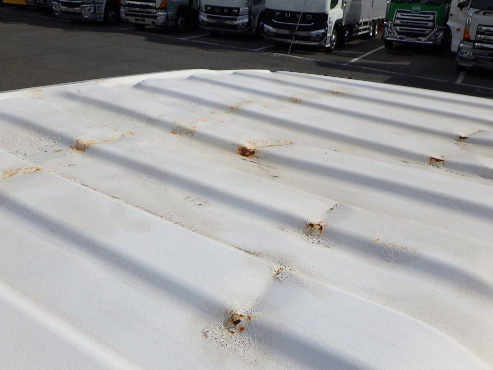 ルーフにキズ・サビ・ヘコミ・塗装跡があります。|いすゞ エルフ TPG-NPR85N(2WD)の写真53