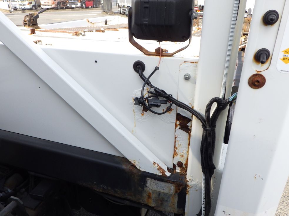 プロテクター前面にサビがあります。|いすゞ エルフ TPG-NPR85N(2WD)の写真55