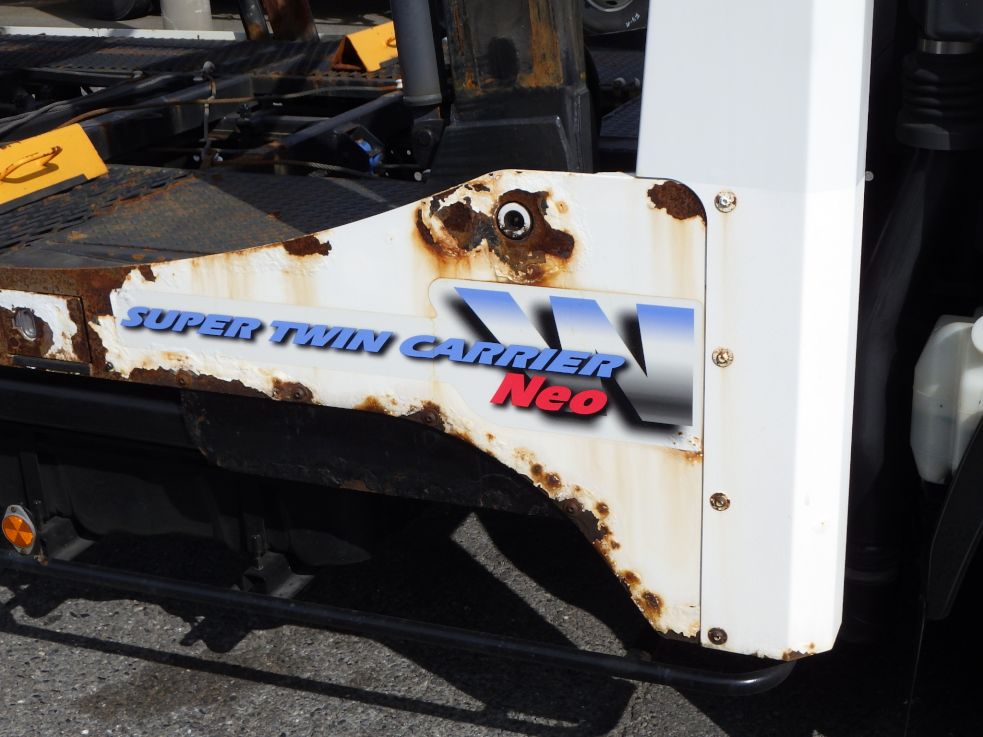 ボディー前方の両サイドに腐食があります。|いすゞ エルフ TPG-NPR85N(2WD)の写真56