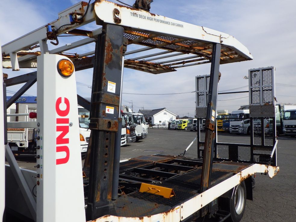 フロアー伸縮部にサビがあります。|いすゞ エルフ TPG-NPR85N(2WD)の写真60