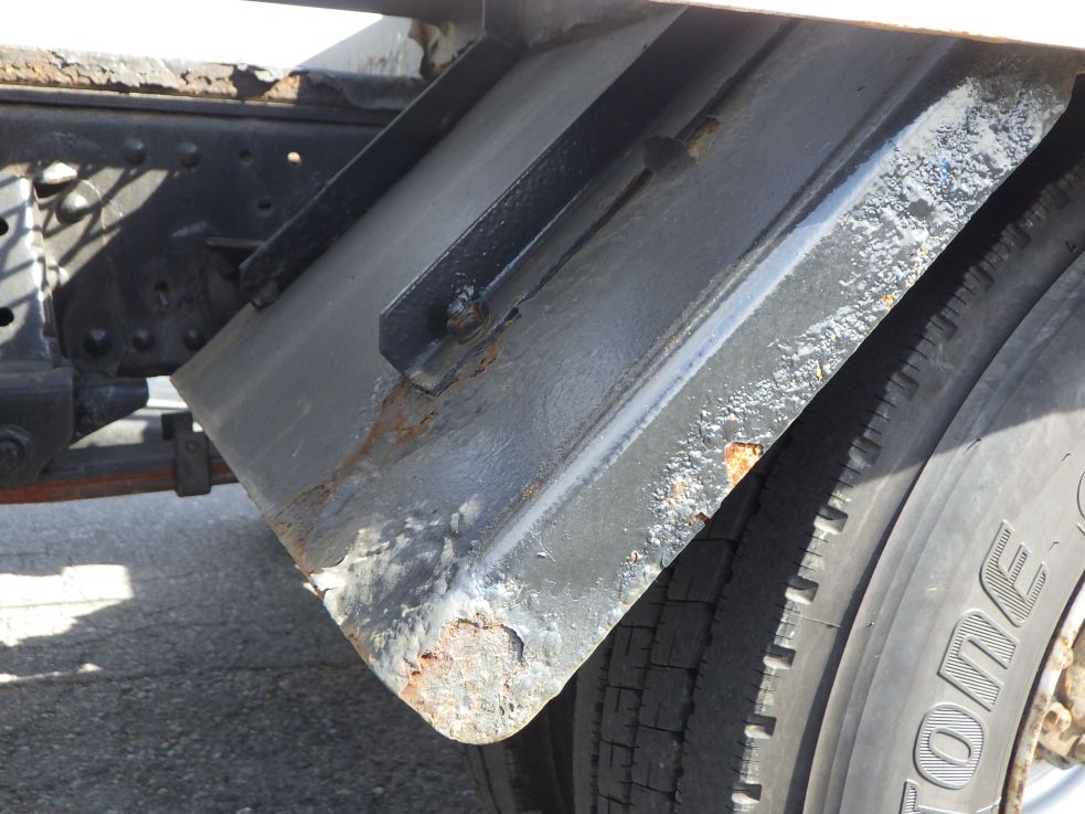 左右のリヤフェンダーに腐食があります。|いすゞ エルフ TPG-NPR85N(2WD)の写真61