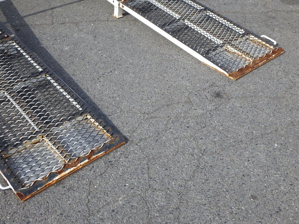 歩み板にサビがあります。|いすゞ エルフ TPG-NPR85N(2WD)の写真65