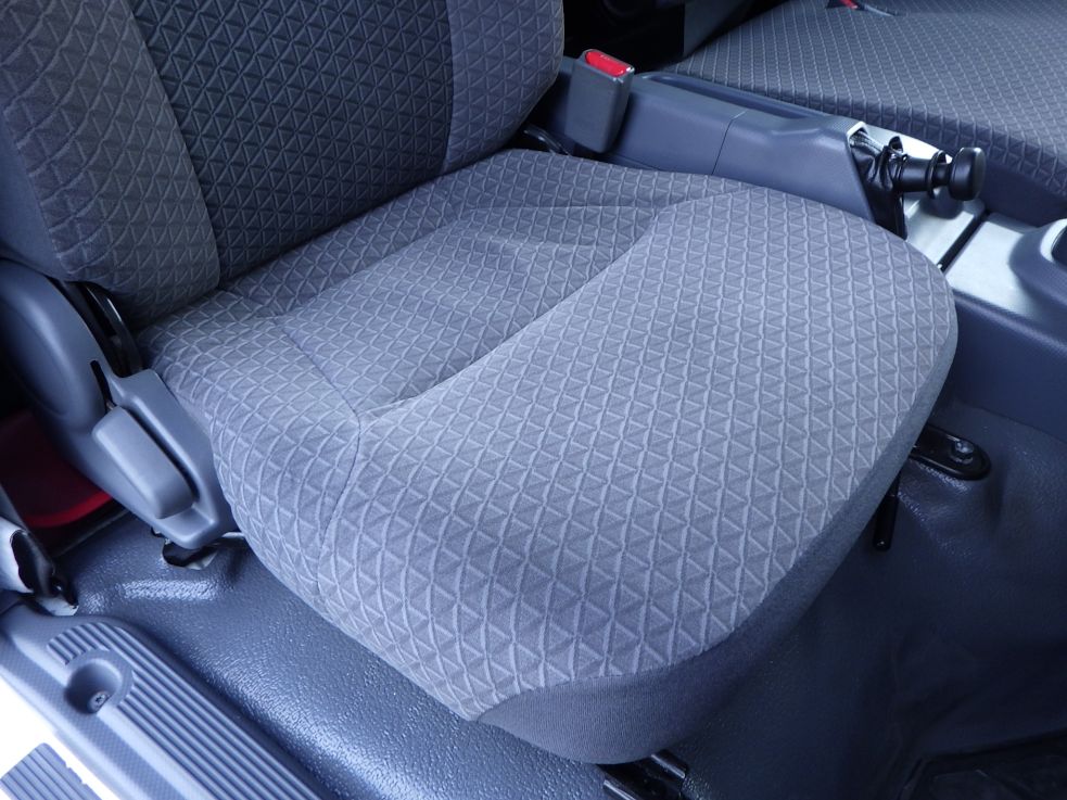 運転席座面にヘタリがあります。|いすゞ エルフ TPG-NPR85N(2WD)の写真67