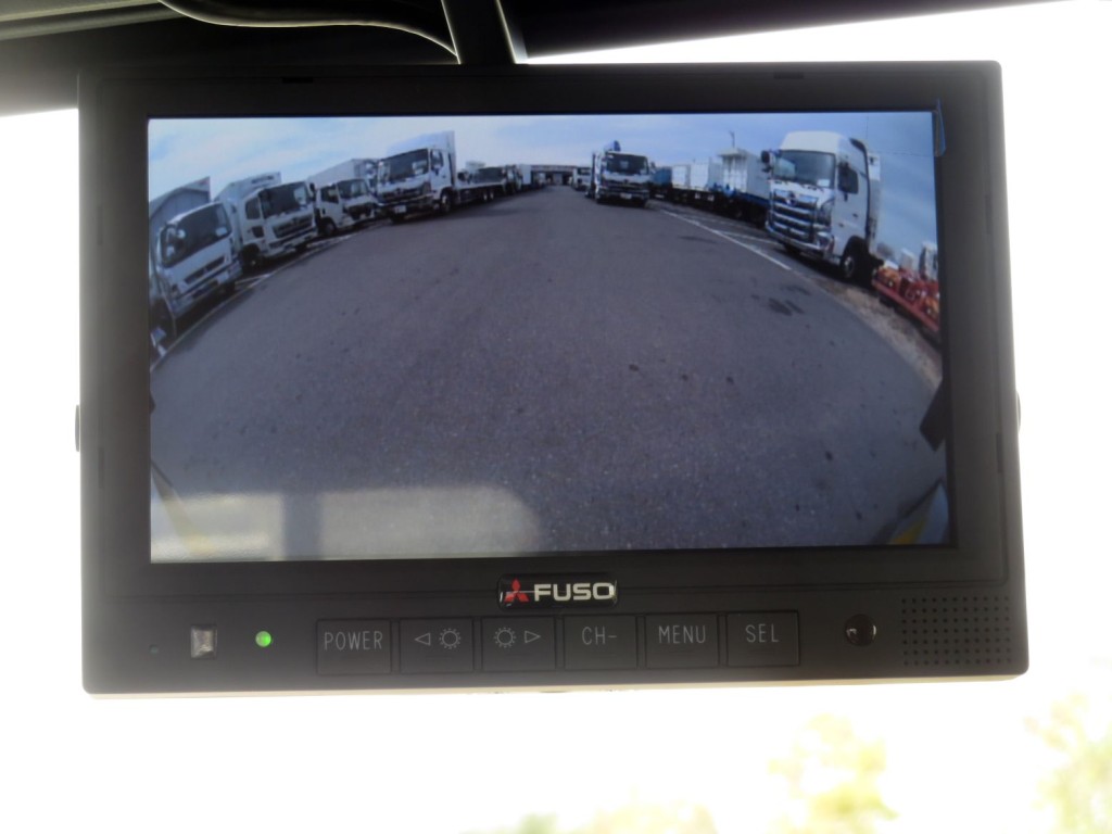 液晶バックモニター付きです。|三菱 ファイター 2KG-FK62F(2WD)の写真42