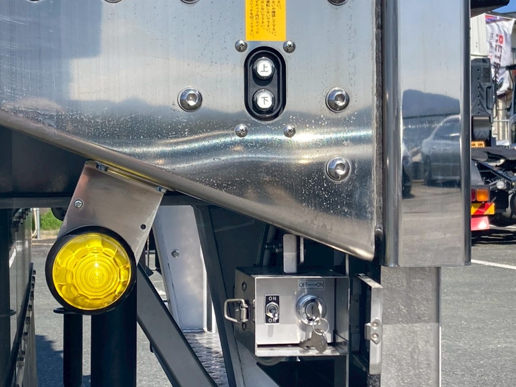 ウイングの開閉 及び メインスイッチです。|トレクス PFB34118の写真23