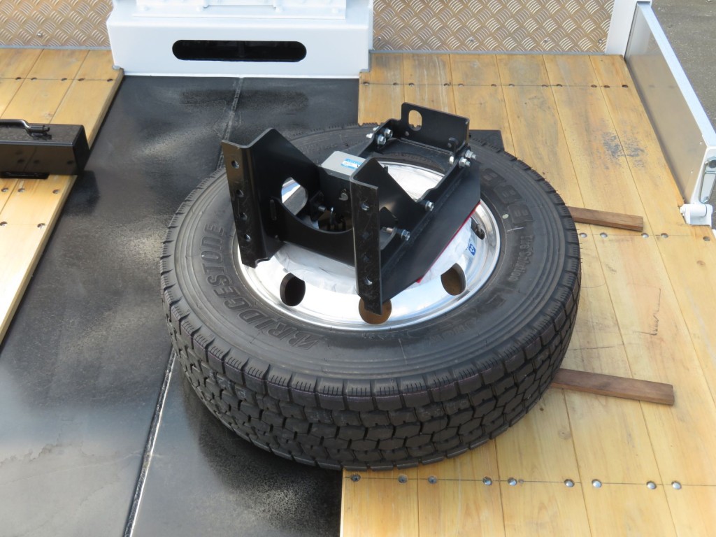 スペアタイヤ取り付けスペースが無い為、荷台に載せてあります。|日野 レンジャー 2DG-GK2ABAの写真11