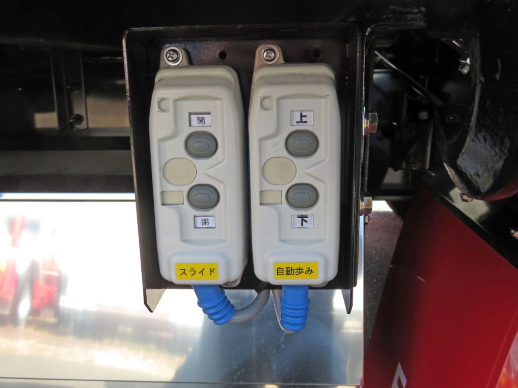 上物の操作スイッチです。|日野 レンジャー 2DG-GK2ABAの写真19