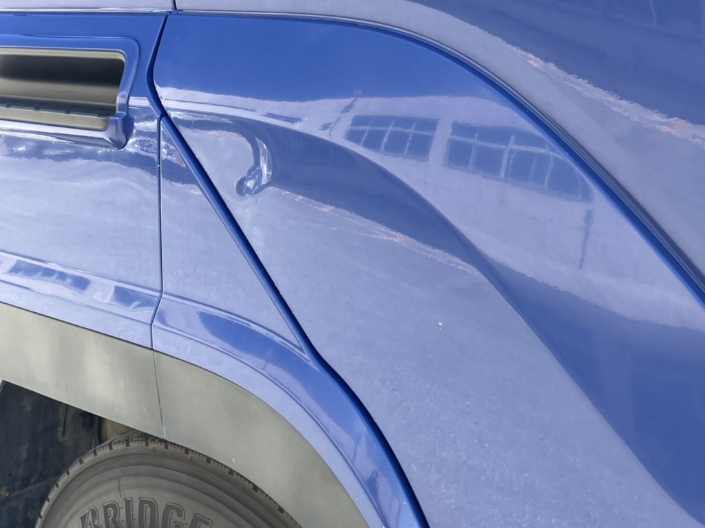 運転席側フェンダーに、傷があります。|いすゞ ギガ QKG-EXD52BDの写真26