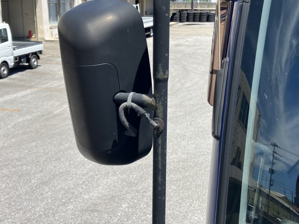 運転席側ミラーステーに、サビがあります。|いすゞ ギガ QKG-EXD52BDの写真32