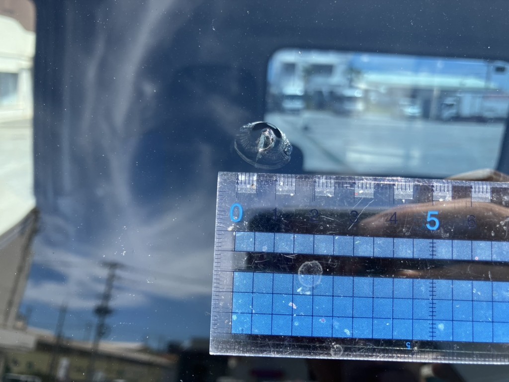 運転席側フロントガラスに、飛び石があります。|いすゞ ギガ QKG-EXD52BDの写真34