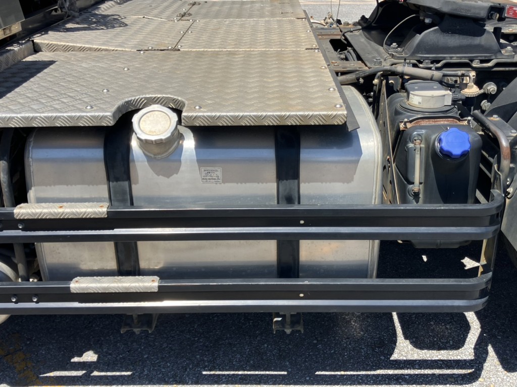 燃料タンクとアドブルータンクの状態です。|いすゞ ギガ QKG-EXD52BDの写真37