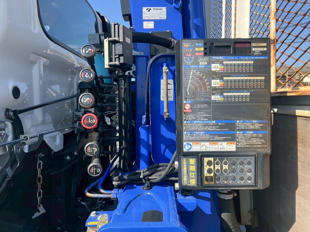 クレーンの操作レバーです。|日野 レンジャー 2PG-FJ2ABAの写真14