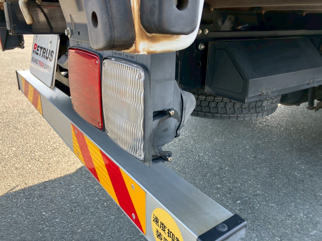 運転席側テールランプ横の反射板が欠損しています。|日野 レンジャー 2PG-FJ2ABAの写真26