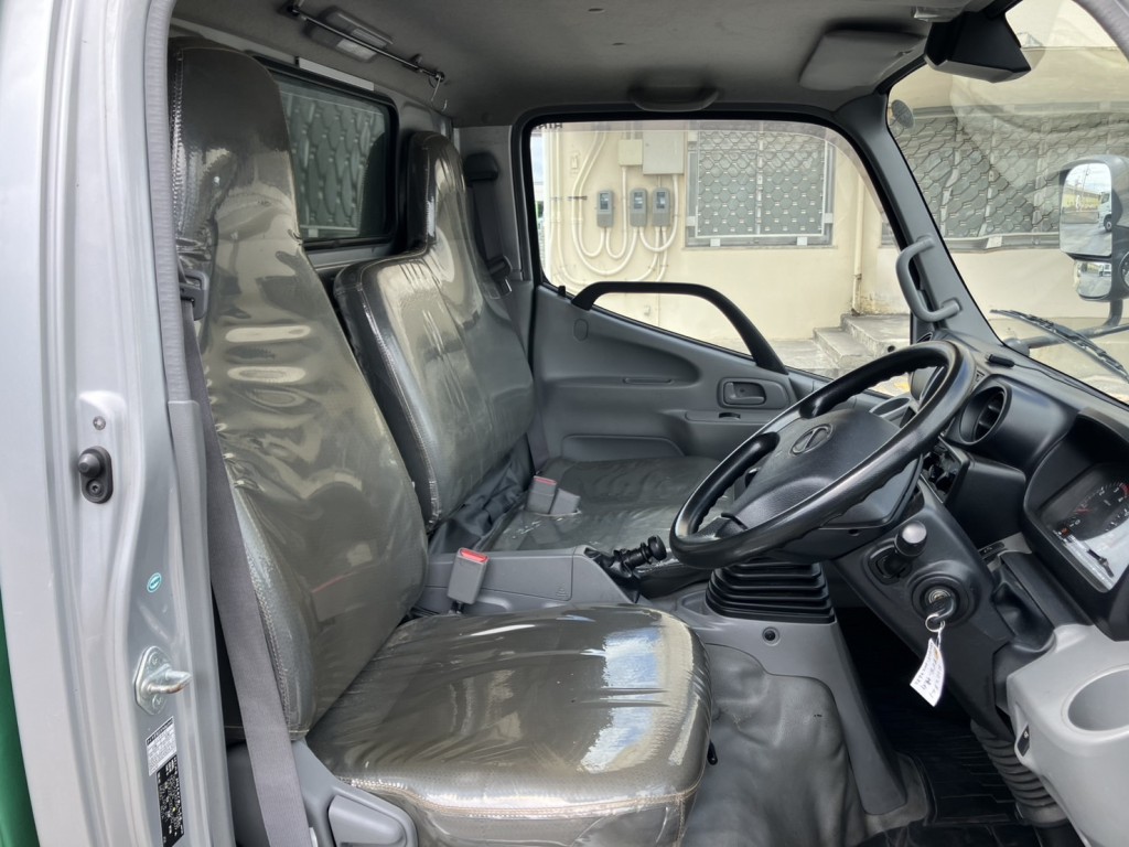 乗車定員は、3名です。|日野 デュトロ TKG-XZU605M(2WD)の写真7