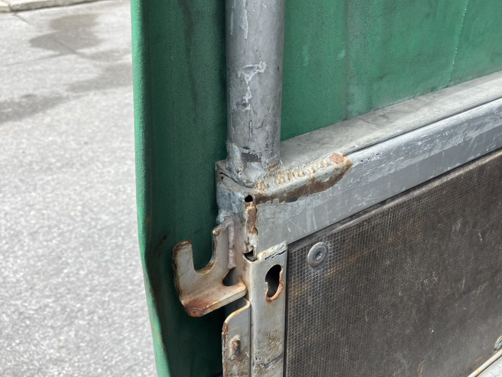 幌の骨組みは、溶接されています。|日野 デュトロ TKG-XZU605M(2WD)の写真14