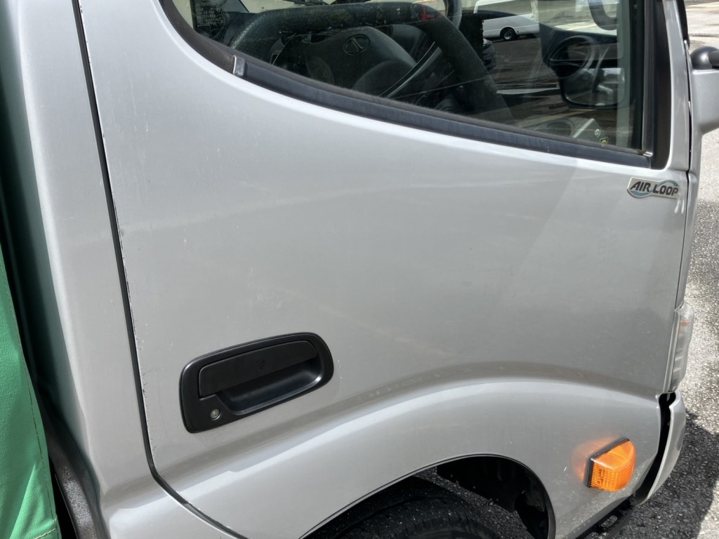 運転席側ドアパネルに、看板剥がし跡・傷があります。|日野 デュトロ TKG-XZU605M(2WD)の写真15