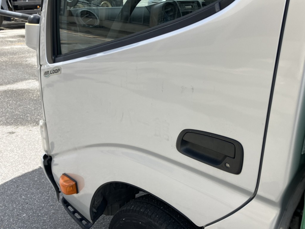 助手席側ドアパネルに、看板剝がし跡・傷があります。|日野 デュトロ TKG-XZU605M(2WD)の写真16