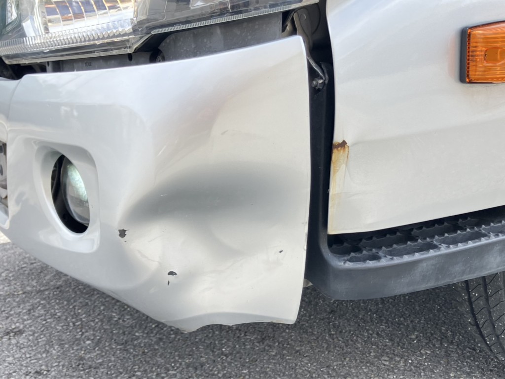 助手席側フロントバンパーにヘコミ、助手席側ドアパネル下部に曲がりがあります。|日野 デュトロ TKG-XZU605M(2WD)の写真18