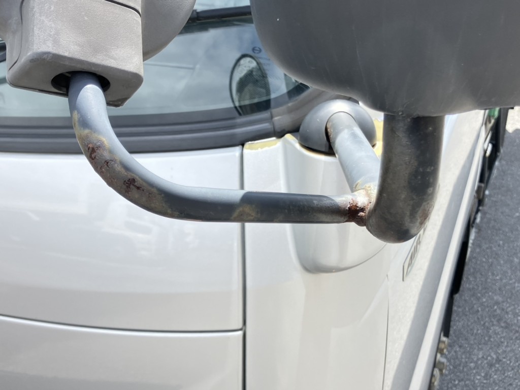 助手席側ミラーステーに、サビがあります。|日野 デュトロ TKG-XZU605M(2WD)の写真19