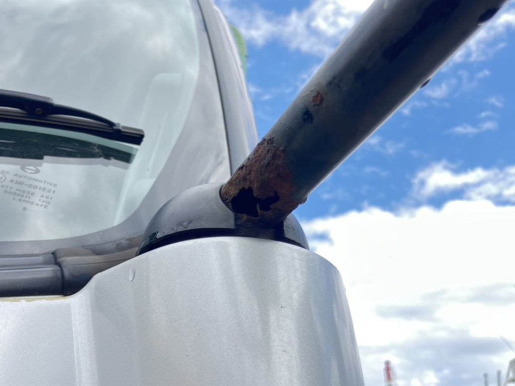 助手席側ミラーステー根元に、サビ・穴あきがあります。|日野 デュトロ TKG-XZU605M(2WD)の写真20