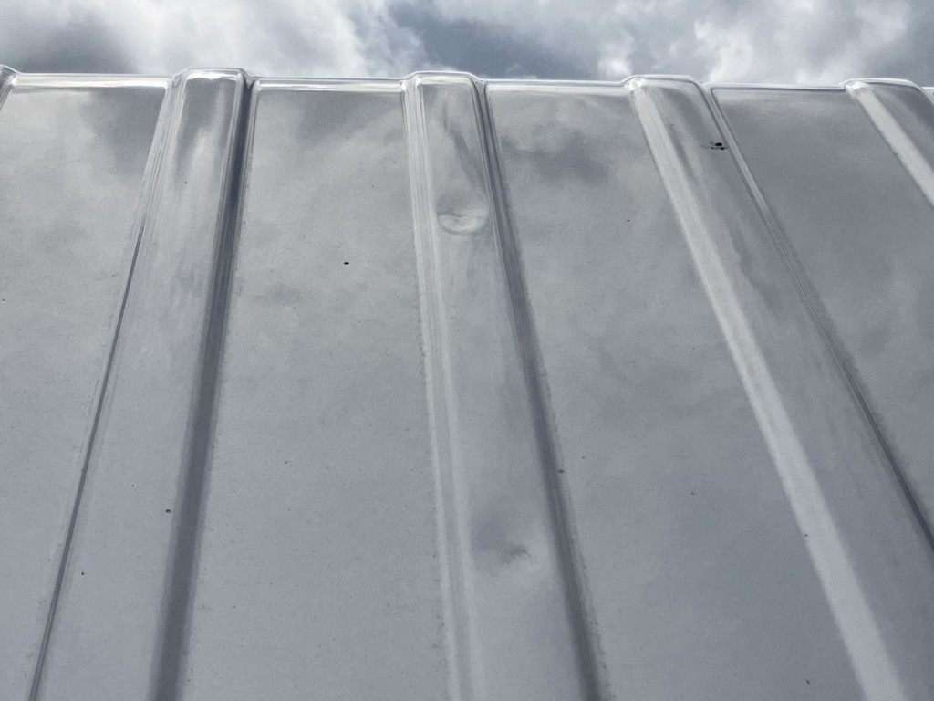 ルーフ中央部に、ヘコミがあります。|日野 デュトロ TKG-XZU605M(2WD)の写真32