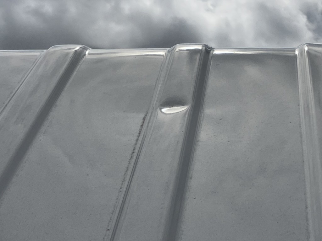 ルーフ左側後方に、ヘコミがあります。|日野 デュトロ TKG-XZU605M(2WD)の写真33