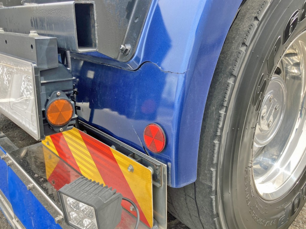 運転席側リヤフェンダー後方に割れがあります。|日野 プロフィア 2DG-SH1EDGGの写真39