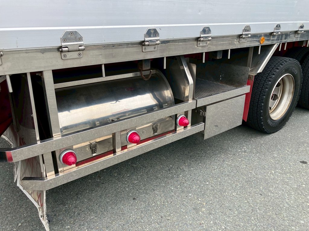 ボディー運転席側後方にステンレスの物入れとリン木入れが付いています。|三菱 スーパーグレート 2PG-FY70HYの写真39