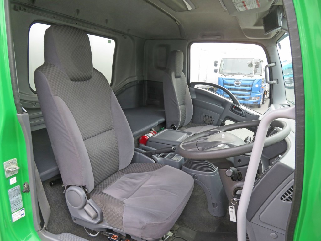 運転席座面にヘタリ・破れ・タバコの焦げ跡があります。|いすゞ フォワード 2RG-FRR90S2(2WD)の写真6