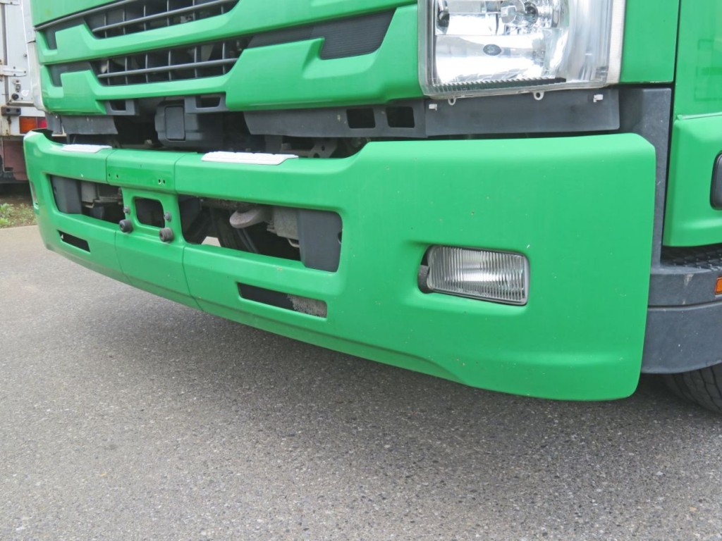 フロントバンパーに小さいキズ・色あせがあります。|いすゞ フォワード 2RG-FRR90S2(2WD)の写真23
